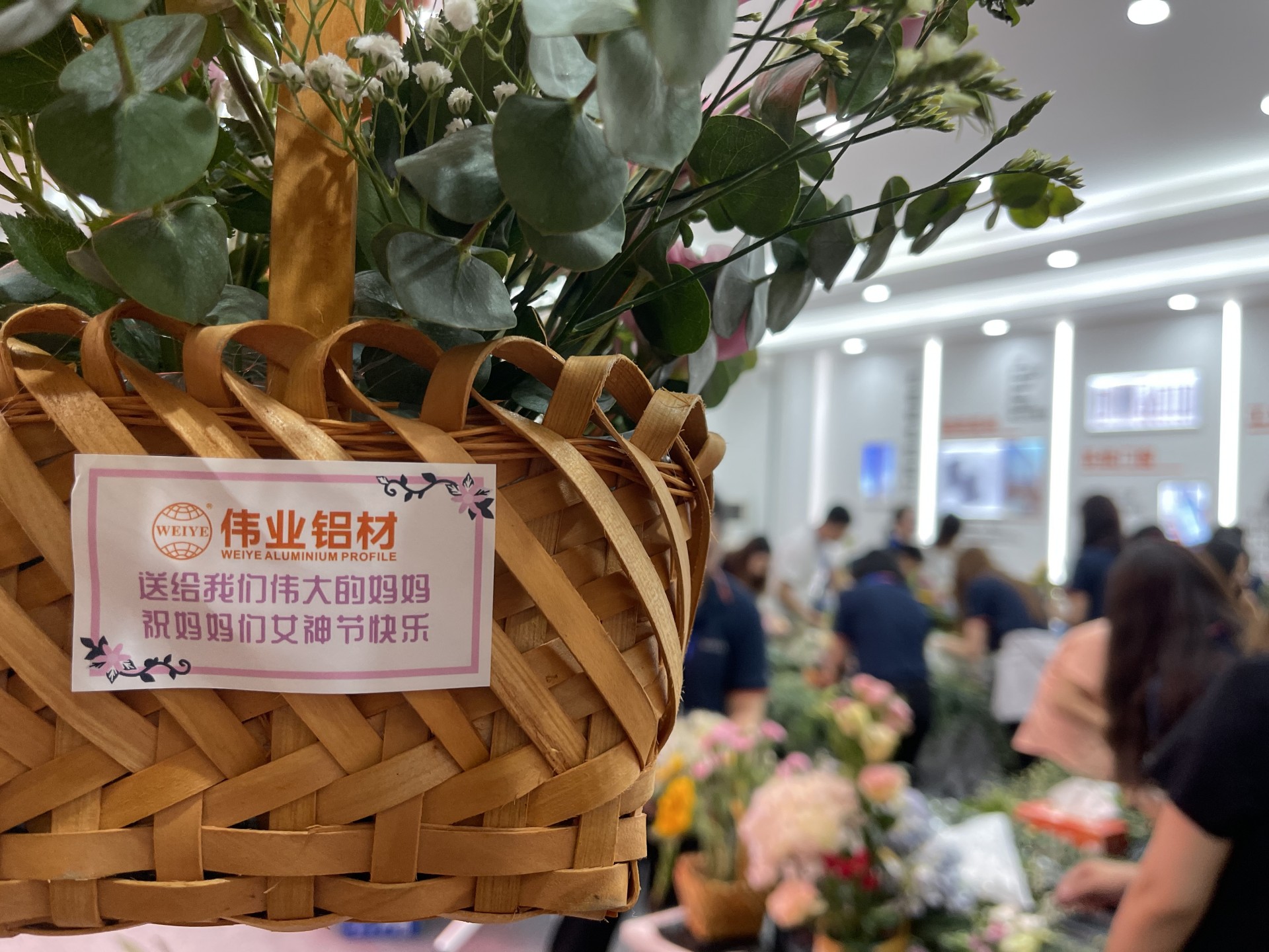 问鼎国际PG官方网站铝材 | 送她小花花，把爱给妈妈